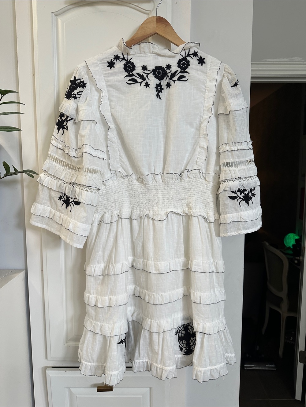 ANTHROPOLOGIE Embroidered Ruffled Mini Dress Sz L White Cotton Floral Boho VNeck - Picture 9 of 11
